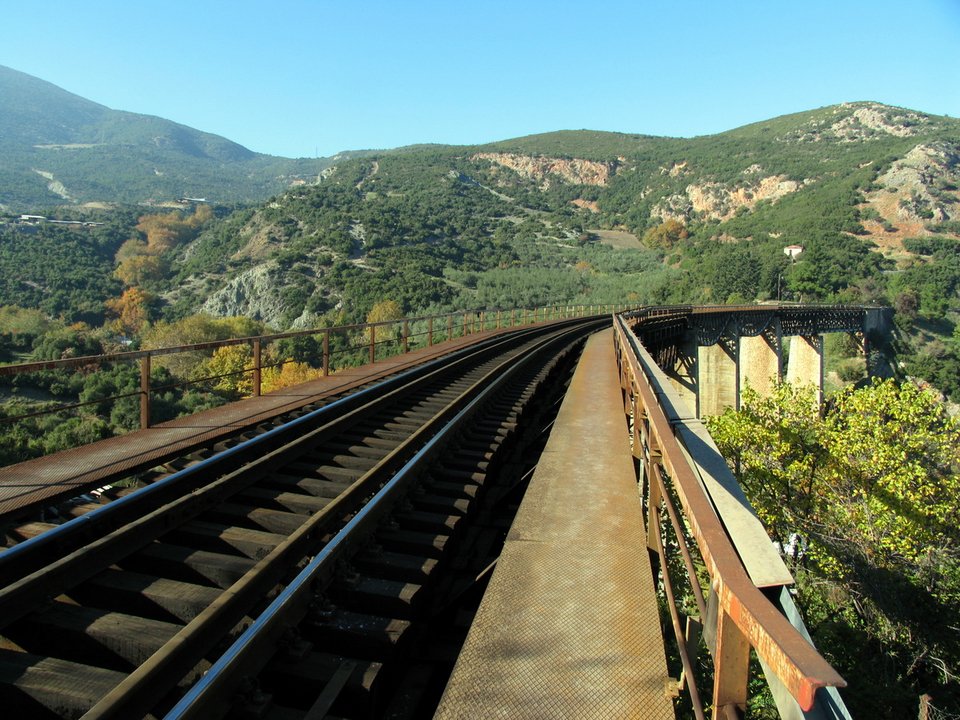 Τέλος το πέρασμα των τρένων από τη γέφυρα του Γοργοποτάμου [εικόνες] | iefimerida.gr 1