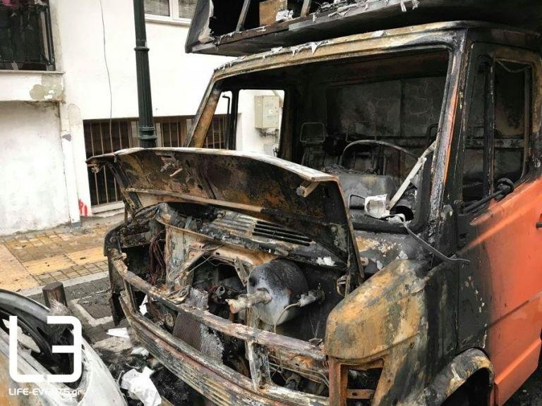 Λαμπάδιασε καντίνα στη Θεσσαλονίκη τα ξημερώματα -Μαζί κι ένα σταθμευμένο όχημα [εικόνες] | iefimerida.gr 3