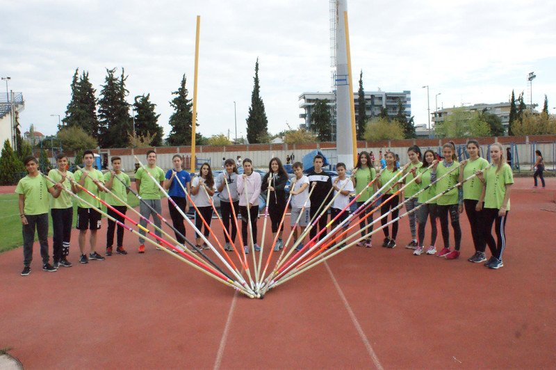 Καπάκια από πλαστικά μπουκάλια μετατρέπονται σε κοντάρια για άλμα επί κοντώ! [εικόνες] | iefimerida.gr 1