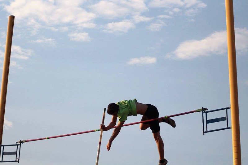 Καπάκια από πλαστικά μπουκάλια μετατρέπονται σε κοντάρια για άλμα επί κοντώ! [εικόνες] | iefimerida.gr 0