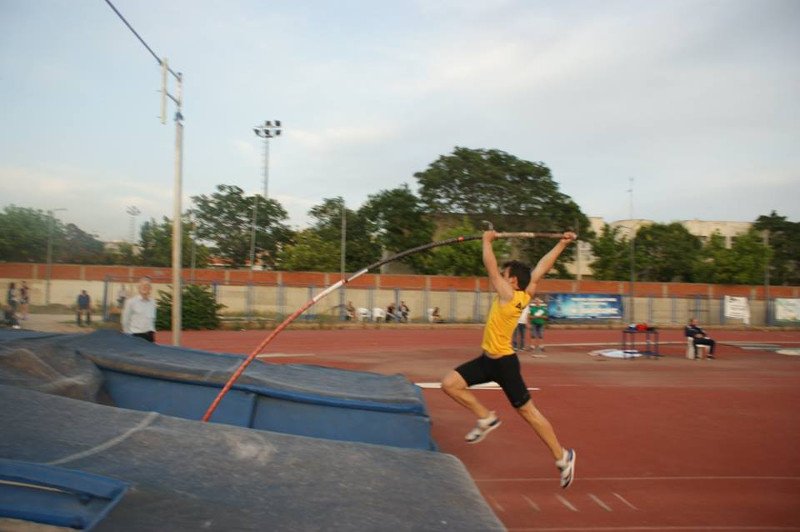Καπάκια από πλαστικά μπουκάλια μετατρέπονται σε κοντάρια για άλμα επί κοντώ! [εικόνες] | iefimerida.gr 2