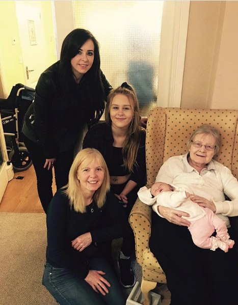 Κι όμως, αυτή η 36χρονη είναι γιαγιά -Φέτες, λατρεύει το γυμνό [εικόνες] | iefimerida.gr 1