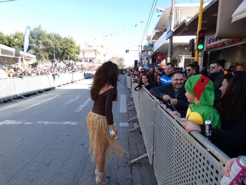 Η (λίγο παραπάνω από ό,τι ταίριαζε) σέξι εμφάνιση της Ειρήνης Κολλιδά στο χανιώτικο καρναβάλι [εικόνες] | iefimerida.gr 0