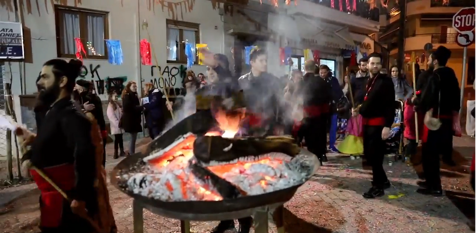Αρχισαν τα τραγούδια των Φανών στην Κοζάνη -Κωμικά και αθυρόστομα [βίντεο] | iefimerida.gr 0