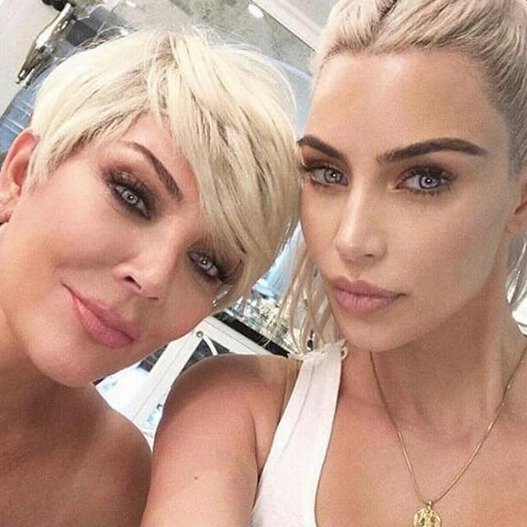 Αγνώριστη η Κρις Τζένερ - Με ξανθό πλατινέ μαλλί και γαλάζιους φακούς επαφής [εικόνα] | iefimerida.gr 0