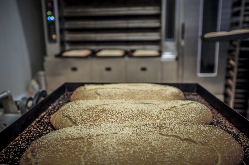 Η παρασκευή της παραδοσιακής λαγάνας σε δέκα βήματα [εικόνες] | iefimerida.gr 9