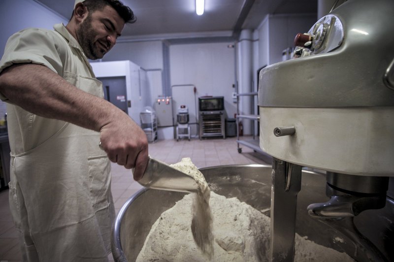 Η παρασκευή της παραδοσιακής λαγάνας σε δέκα βήματα [εικόνες] | iefimerida.gr 1