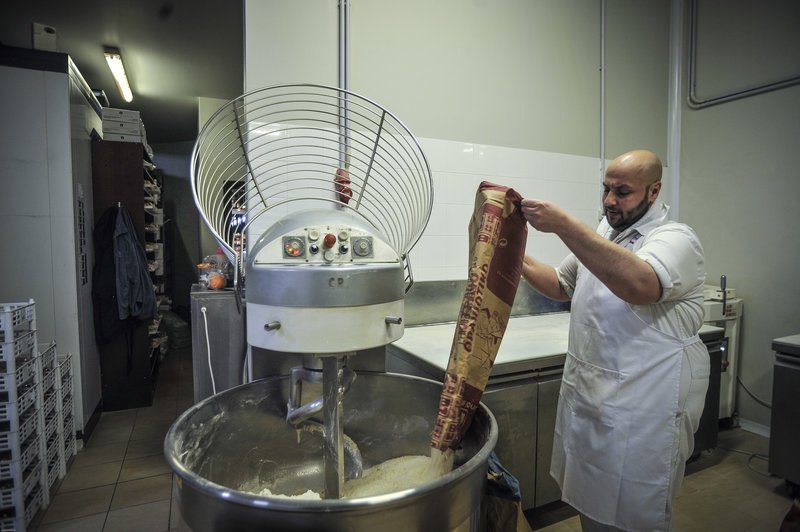 Η παρασκευή της παραδοσιακής λαγάνας σε δέκα βήματα [εικόνες] | iefimerida.gr 2