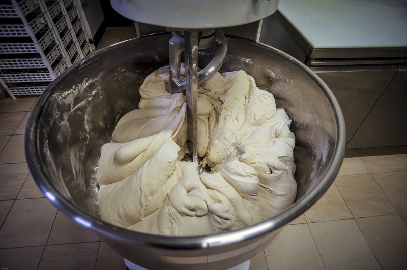 Η παρασκευή της παραδοσιακής λαγάνας σε δέκα βήματα [εικόνες] | iefimerida.gr 3