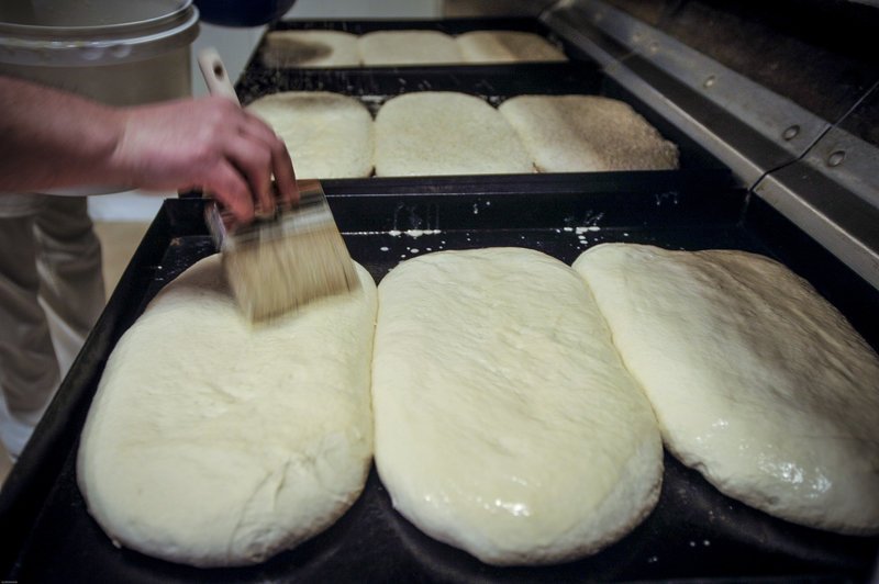 Η παρασκευή της παραδοσιακής λαγάνας σε δέκα βήματα [εικόνες] | iefimerida.gr 5