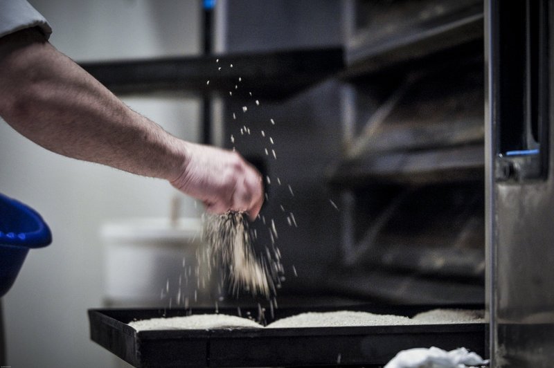 Η παρασκευή της παραδοσιακής λαγάνας σε δέκα βήματα [εικόνες] | iefimerida.gr 6