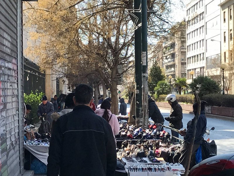 Οργιο παρεμπορίου έξω από την ΑΣΟΕΕ -Ο ρόλος των αντιεξουσιαστών και η απουσία της αστυνομίας [εικόνες] | iefimerida.gr 0