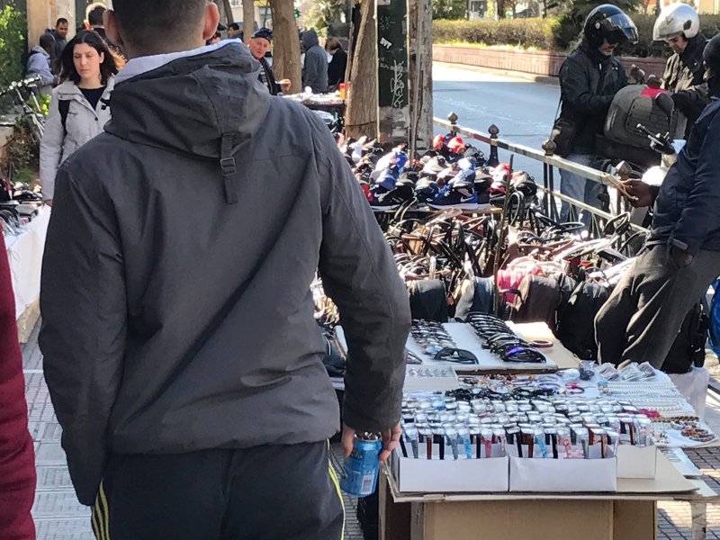 Οργιο παρεμπορίου έξω από την ΑΣΟΕΕ -Ο ρόλος των αντιεξουσιαστών και η απουσία της αστυνομίας [εικόνες] | iefimerida.gr 1