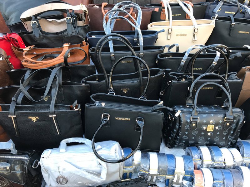 Οργιο παρεμπορίου έξω από την ΑΣΟΕΕ -Ο ρόλος των αντιεξουσιαστών και η απουσία της αστυνομίας [εικόνες] | iefimerida.gr 2