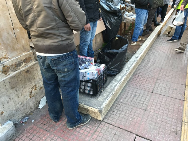 Οργιο παρεμπορίου έξω από την ΑΣΟΕΕ -Ο ρόλος των αντιεξουσιαστών και η απουσία της αστυνομίας [εικόνες] | iefimerida.gr 3