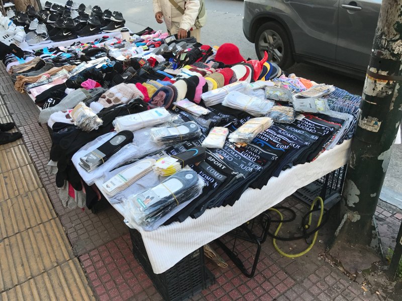 Οργιο παρεμπορίου έξω από την ΑΣΟΕΕ -Ο ρόλος των αντιεξουσιαστών και η απουσία της αστυνομίας [εικόνες] | iefimerida.gr 4