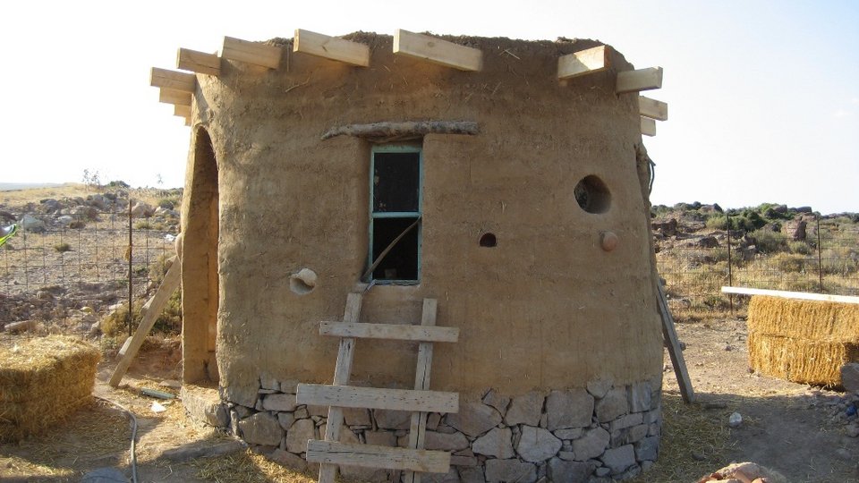 Cob: Δυο Λαρισαίοι φτιάχνουν (κανονικά) σπίτια από άχυρο και πηλό, από 1.500 ευρώ [εικόνες] | iefimerida.gr 16