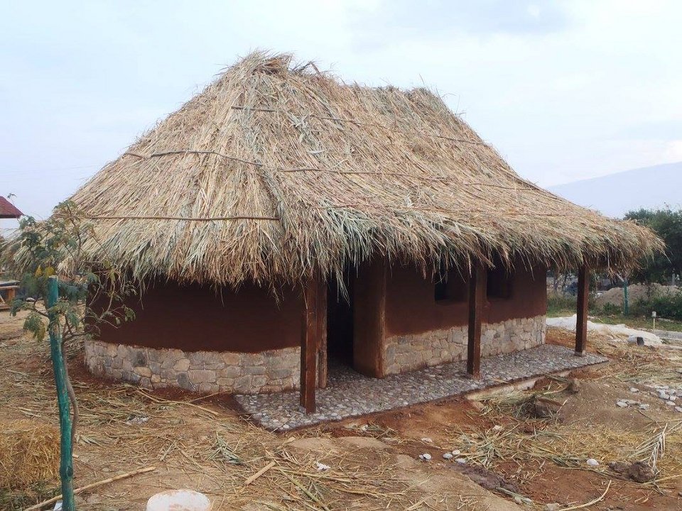 Cob: Δυο Λαρισαίοι φτιάχνουν (κανονικά) σπίτια από άχυρο και πηλό, από 1.500 ευρώ [εικόνες] | iefimerida.gr 15