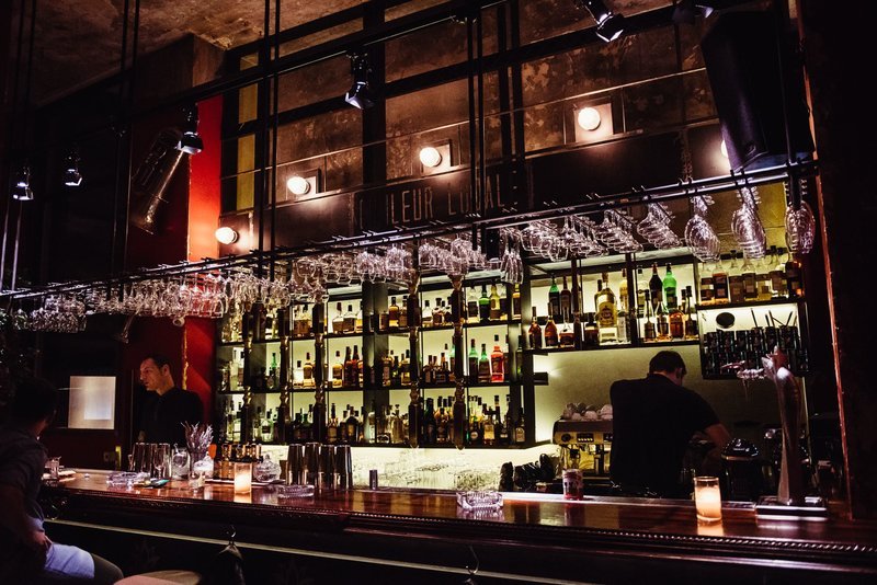 10 γνωστά-άγνωστα κρυφά μπαρ της Αθήνας ιδανικά για τον Αγιο Βαλεντίνο -Απόμερα, ρετρό και ρομαντικά [εικόνες] | iefimerida.gr 8