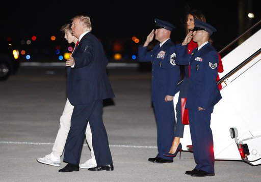 Ψυχρή η Μελάνια: Προσπέρασε τον Ντόναλντ Τραμπ, τον άφησε να χαιρετάει [εικόνες & βίντεο] | iefimerida.gr 1