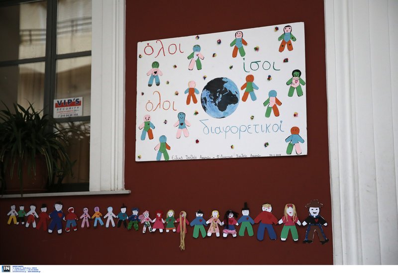 Πήγαν στο σχολείο με τις αδέσποτες σφαίρες στα χέρια -Διαμαρτυρία σε δημοτικό στο Μενίδι [εικόνες] | iefimerida.gr 1