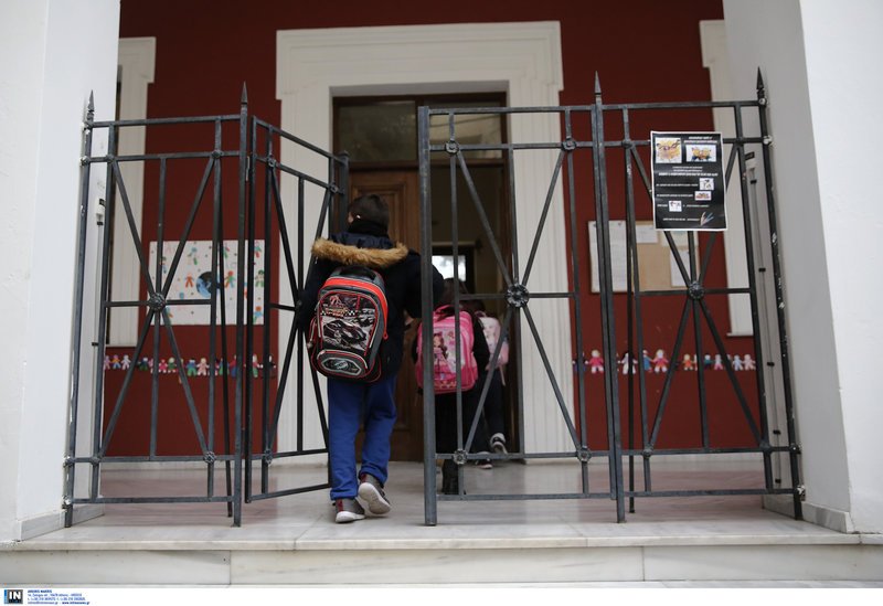 Πήγαν στο σχολείο με τις αδέσποτες σφαίρες στα χέρια -Διαμαρτυρία σε δημοτικό στο Μενίδι [εικόνες] | iefimerida.gr 2