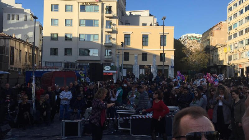 Στήσανε γλέντι στο Μοναστηράκι -Ζωντανή μουσική και χορός [εικόνες & βίντεο] | iefimerida.gr 0