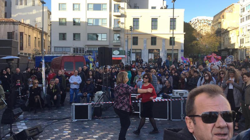 Στήσανε γλέντι στο Μοναστηράκι -Ζωντανή μουσική και χορός [εικόνες & βίντεο] | iefimerida.gr 1