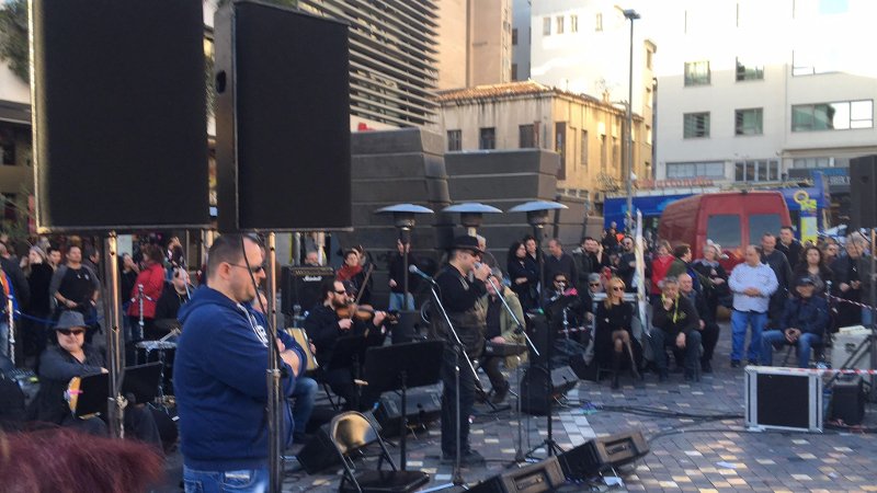 Στήσανε γλέντι στο Μοναστηράκι -Ζωντανή μουσική και χορός [εικόνες & βίντεο] | iefimerida.gr 2