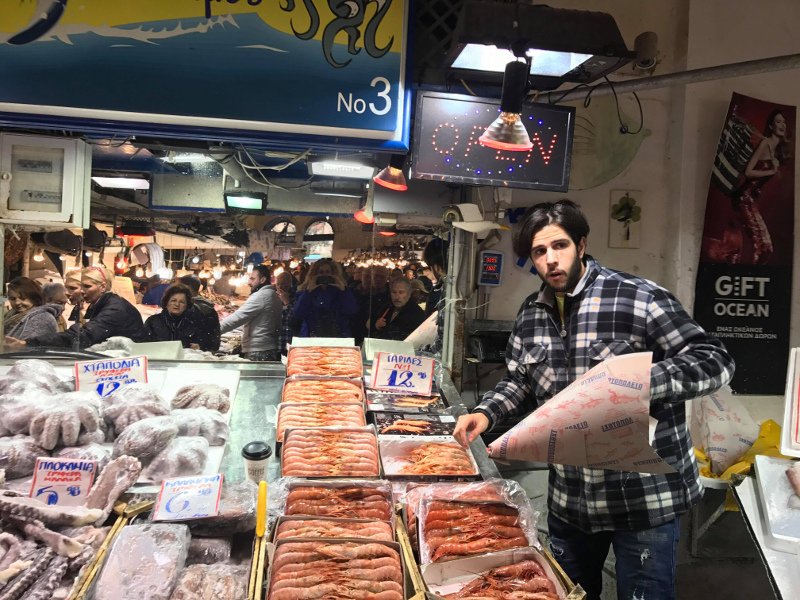 Ενα μοντέλο στην Ψαραγορά -Από τις πασαρέλες... στα νωπά ψάρια για το μεροκάματο [βίντεο] | iefimerida.gr 1