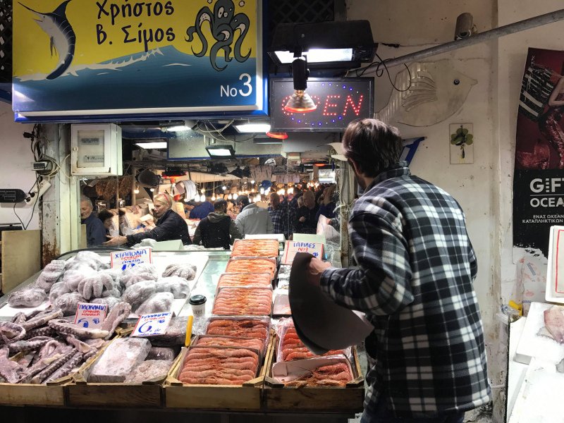 Ενα μοντέλο στην Ψαραγορά -Από τις πασαρέλες... στα νωπά ψάρια για το μεροκάματο [βίντεο] | iefimerida.gr 2