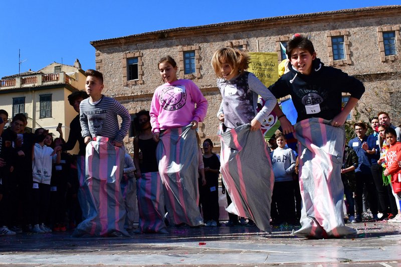 Απόκριες στο Ναύπλιο: Γιαουρτομαχίες, τσουβαλοδρομίες και κυνήγι χαμένου θησαυρού [εικόνες & βίντεο] | iefimerida.gr 0