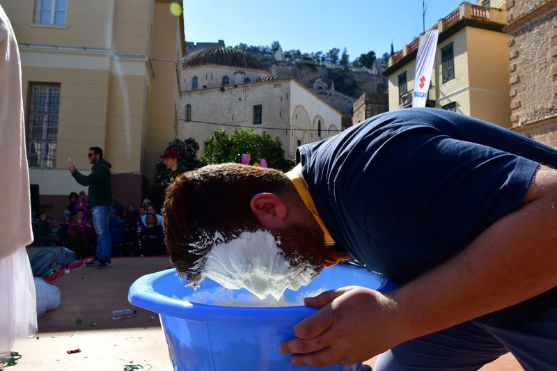Απόκριες στο Ναύπλιο: Γιαουρτομαχίες, τσουβαλοδρομίες και κυνήγι χαμένου θησαυρού [εικόνες & βίντεο] | iefimerida.gr 1