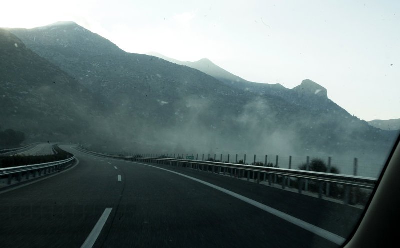 Ομίχλη σκέπασε την εθνική οδό Κορίνθου-Τριπόλεως [εικόνες] | iefimerida.gr 1