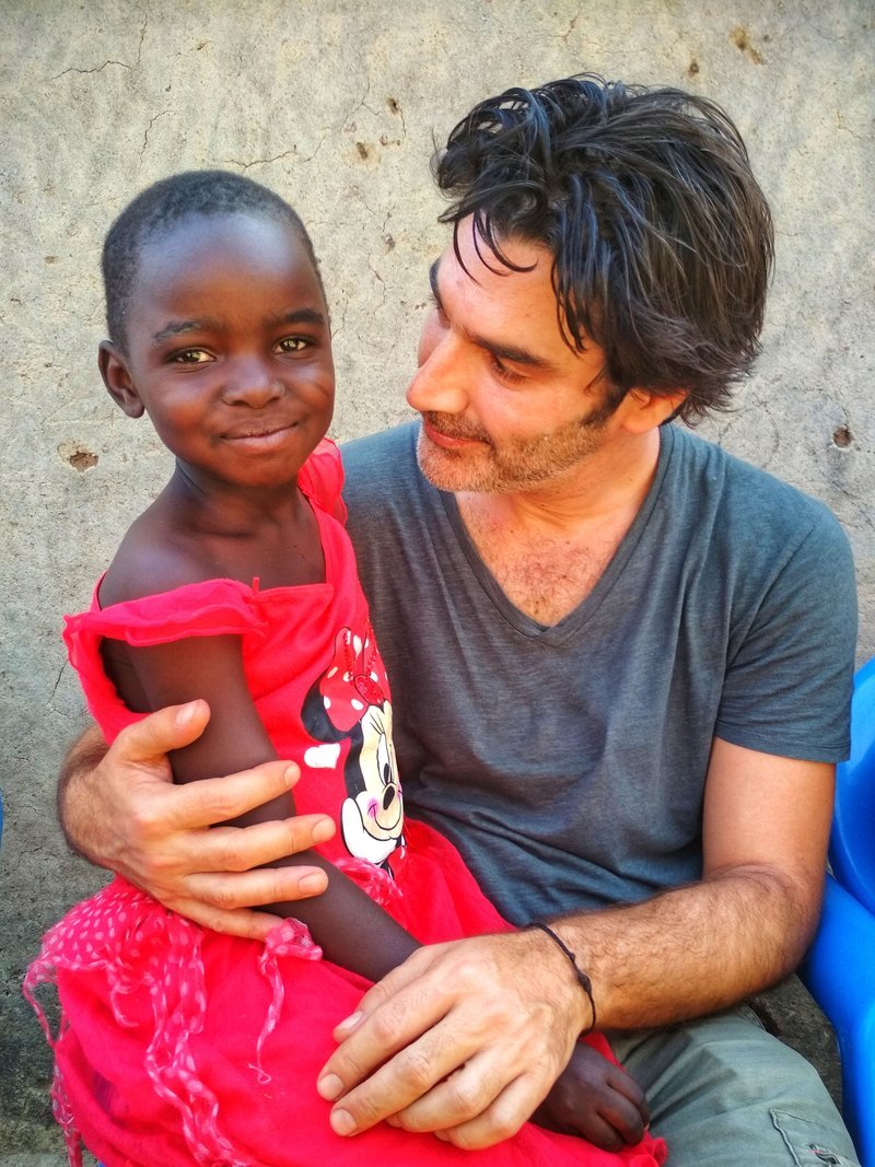 Ο Χριστόφορος Παπακαλιάτης διηγείται τις συγκλονιστικές του εμπειρίες από την Γκάνα [εικόνες] | iefimerida.gr 2