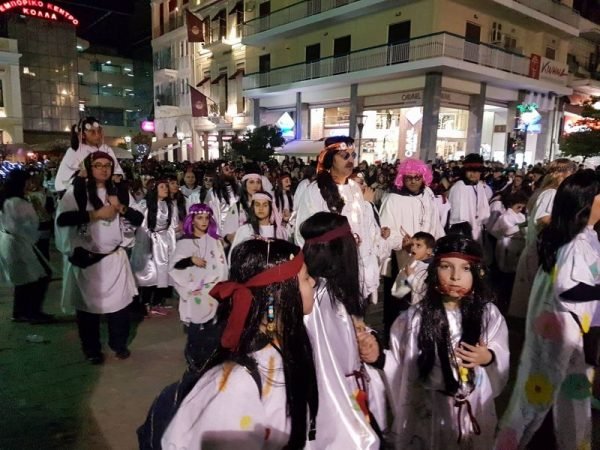 Πατρινό καρναβάλι: Ενα μεγάλο πάρτι στους δρόμους με τη νυχτερινή ποδαράτη [εικόνες & βίντεο] | iefimerida.gr 1