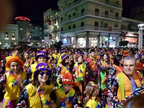 Πατρινό καρναβάλι: Ενα μεγάλο πάρτι στους δρόμους με τη νυχτερινή ποδαράτη [εικόνες & βίντεο] | iefimerida.gr 2