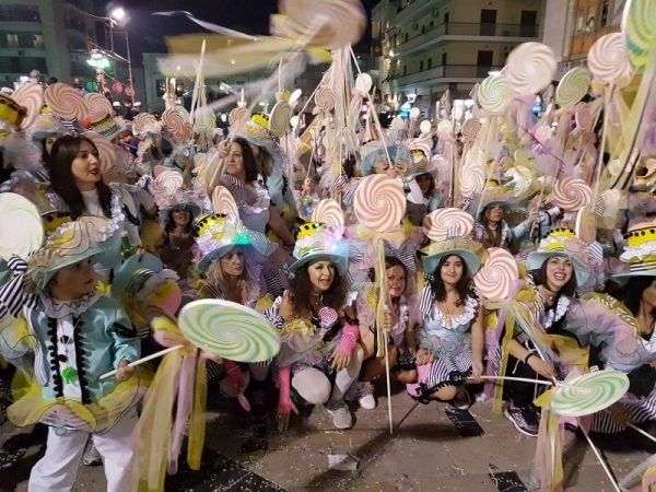 Πατρινό καρναβάλι: Ενα μεγάλο πάρτι στους δρόμους με τη νυχτερινή ποδαράτη [εικόνες & βίντεο] | iefimerida.gr 3