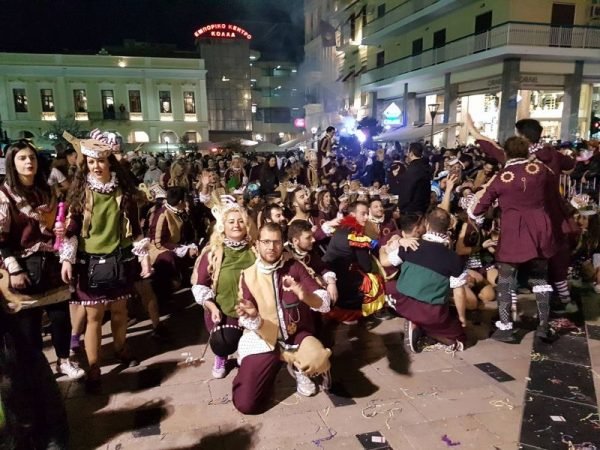Πατρινό καρναβάλι: Ενα μεγάλο πάρτι στους δρόμους με τη νυχτερινή ποδαράτη [εικόνες & βίντεο] | iefimerida.gr 4