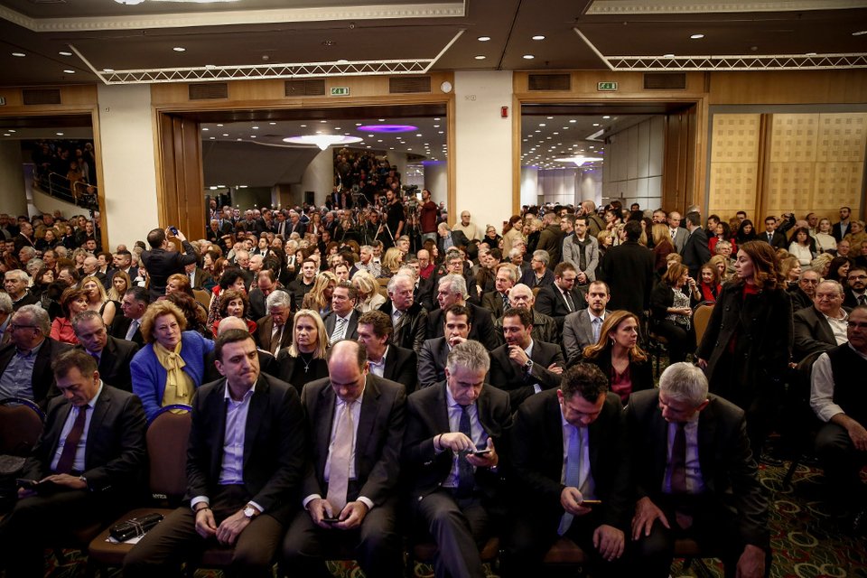 Η κοσμοσυρροή στην κοπή πίτας του Αδωνι Γεωργιάδη [εικόνες] | iefimerida.gr 2