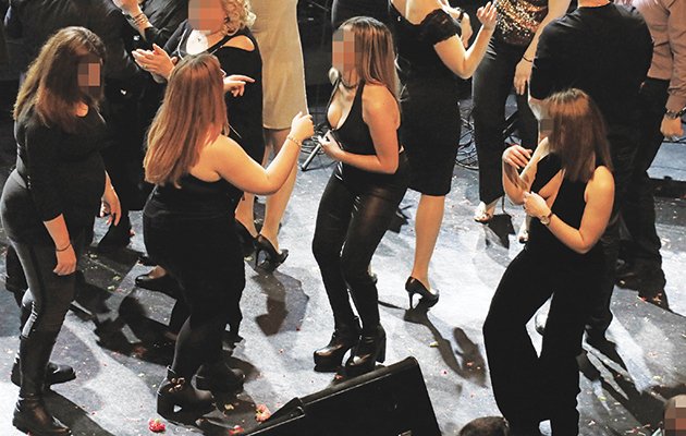 Αστυνομικίνες φόρεσαν ό,τι πιο σέξι είχαν και το «έκαψαν» στον Μενιδιάτη [εικόνες] | iefimerida.gr 0