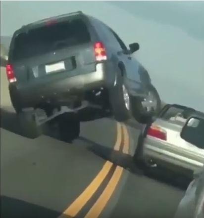 Οδηγός πήγε να πατήσει με το τζιπ του προπορευόμενο ΙΧ -Η συνέχεια είναι απίστευτη [βίντεο] | iefimerida.gr 0