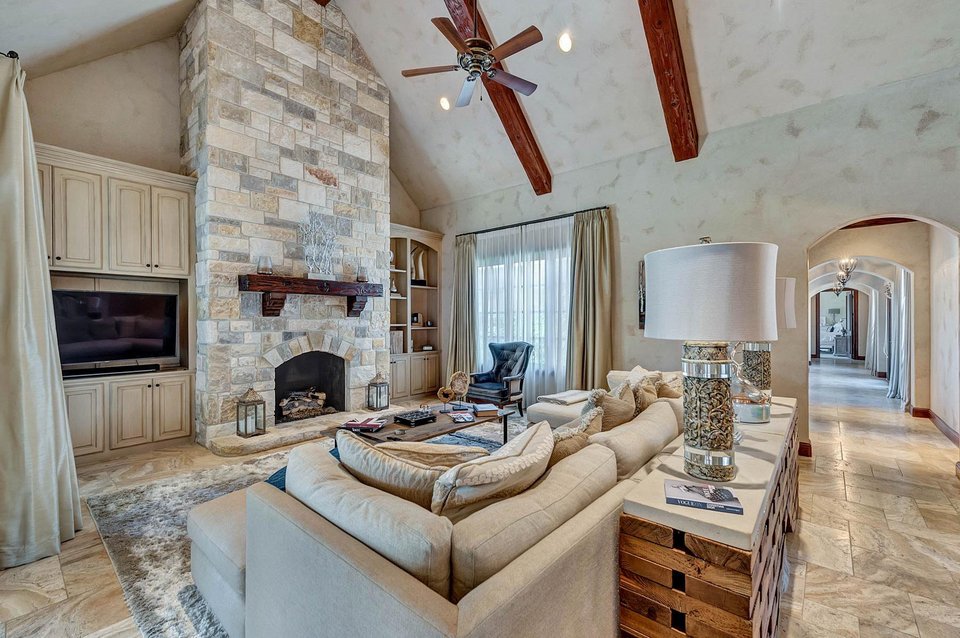 Το ονειρεμένο χρωματιστό σπίτι σε αγρόκτημα της Σελένα Γκόμεζ [εικόνες] | iefimerida.gr 1