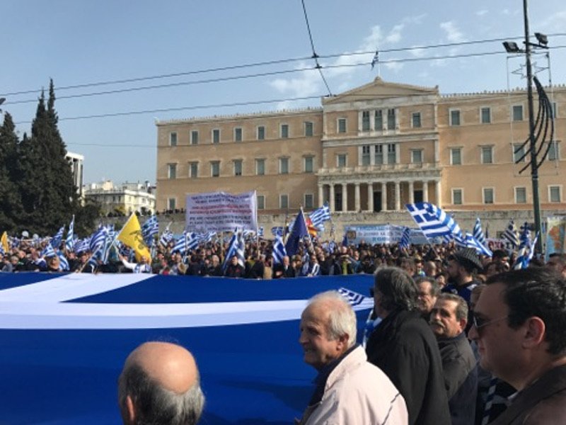 Γιγάντια ελληνική σημαία στο Σύνταγμα -Με τον ήλιο της Βεργίνας [εικόνες & βίντεο] | iefimerida.gr 4