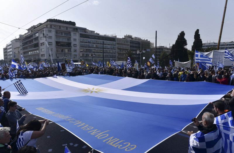 Γιγάντια ελληνική σημαία στο Σύνταγμα -Με τον ήλιο της Βεργίνας [εικόνες & βίντεο] | iefimerida.gr 0