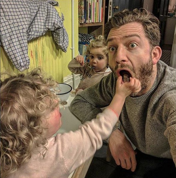 Πώς είναι η ζωή ενός πατέρα με 4 κόρες -Viral οι αναρτήσεις ενός κουρασμένου γονιού [εικόνες]   | iefimerida.gr 4