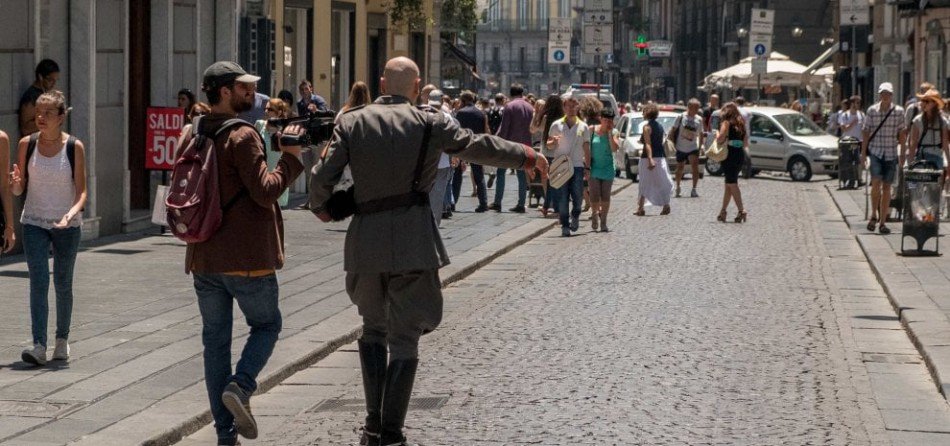 Τι θα γινόταν εάν επέστρεφε σήμερα ο Μουσολίνι; Μία ταινία που προκαλεί αντιδράσεις [εικόνες & βίντεο] | iefimerida.gr 1