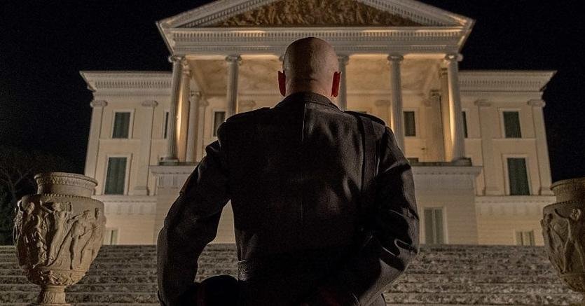 Τι θα γινόταν εάν επέστρεφε σήμερα ο Μουσολίνι; Μία ταινία που προκαλεί αντιδράσεις [εικόνες & βίντεο] | iefimerida.gr 2