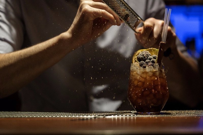 10 γνωστά-άγνωστα κρυφά μπαρ της Αθήνας ιδανικά για τον Αγιο Βαλεντίνο -Απόμερα, ρετρό και ρομαντικά [εικόνες] | iefimerida.gr 20