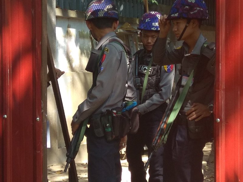 Μιανμάρ: Αγνωστοι έριξαν μολότοφ στο σπίτι της Αούνγκ Σαν Σου Κι [εικόνες] | iefimerida.gr 2